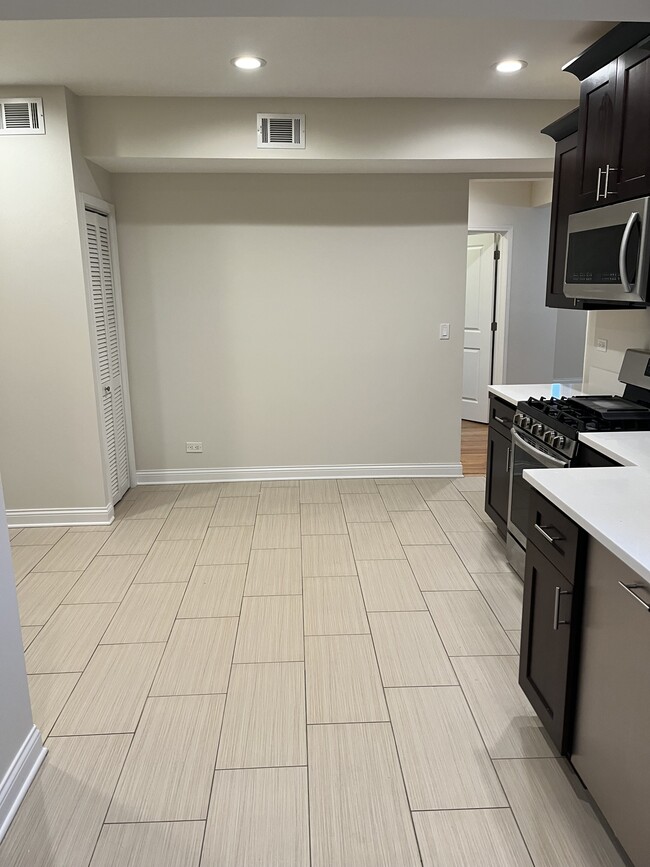 Building Photo - 3145 N Lamon Ave