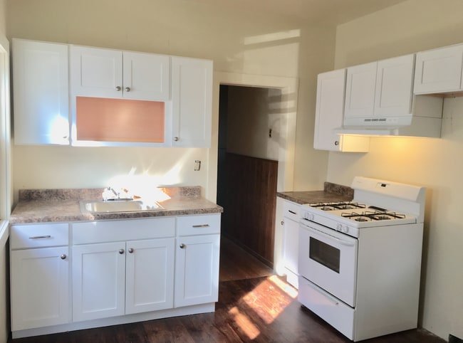 Building Photo - 4 Bedroom Single Family Home in West Haven