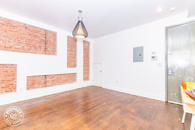 Building Photo - 230 Moffat St