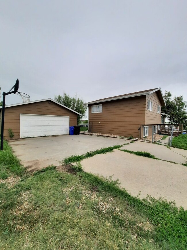 Building Photo - 4 BED | 2 BATH | TRI-LEVEL | DOUBLE GARAGE...