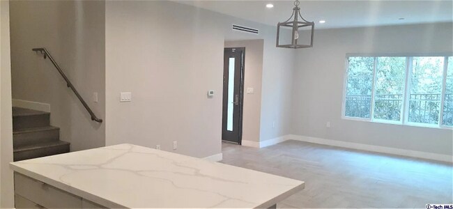 Foto del edificio - 2218 Montrose Ave