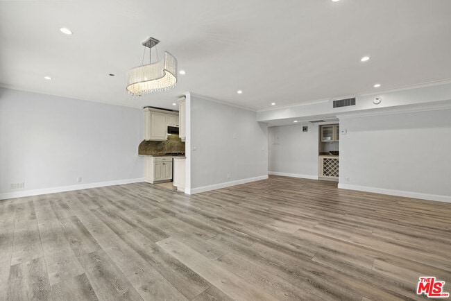 Building Photo - 423 Rexford Dr