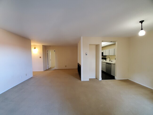 Building Photo - 66 Laurie Meadows Dr