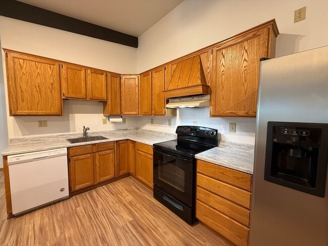 Building Photo - 1 Bed 1.5 Bath MIL with Secure Gate Entrance