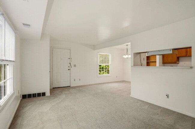 Building Photo - Updated 2 Bedroom Condo for Rent in Saginaw Township