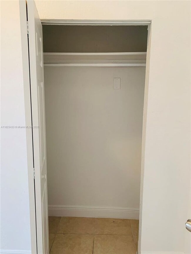 Foto del edificio - 701 NE 86th St
