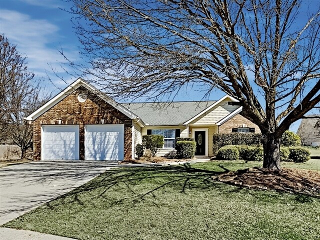Foto principal - 3202 Greenbrier Court