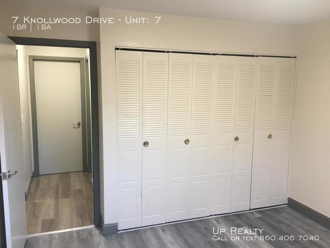 Foto del edificio - 7 Knollwood Dr