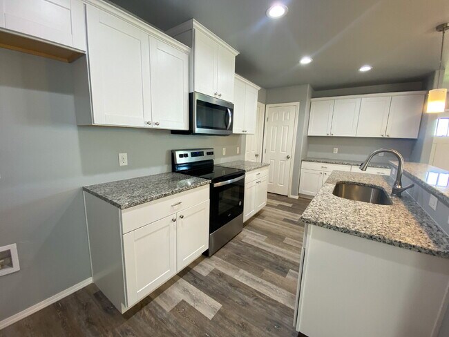 Building Photo - Spacious 3/2/2 in Frenship School District!