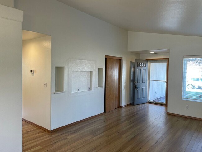 Building Photo - Newly Updated 3 Bedroom 2 Bath Home **Must See Home**