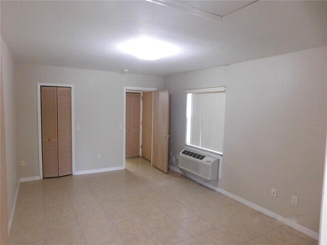 Foto del edificio - 627 Orchid Dr