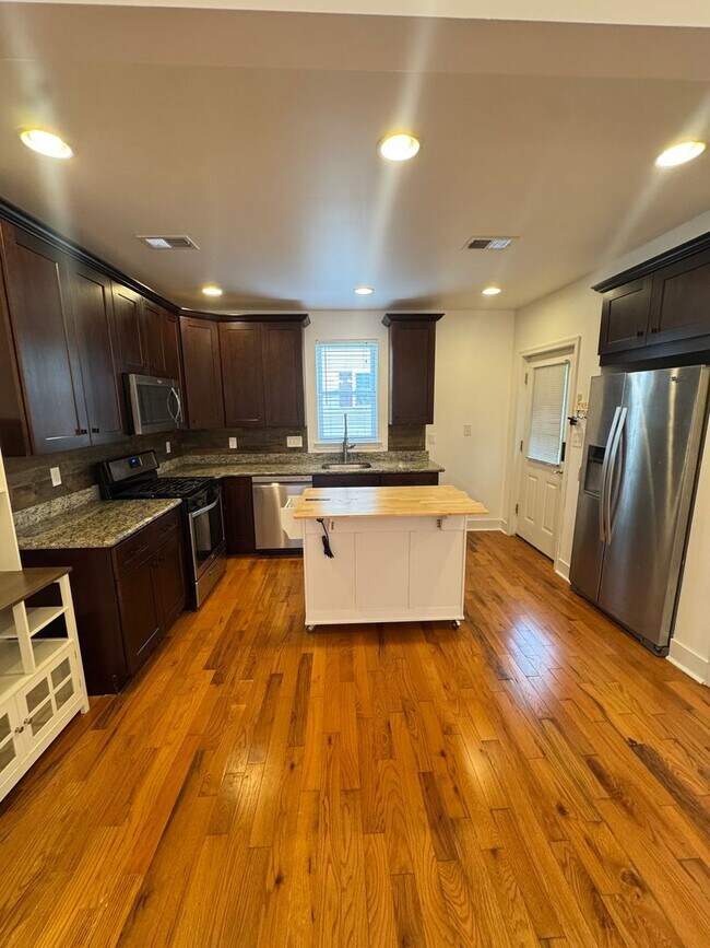 Foto del edificio - Home Available in West Forest Park!