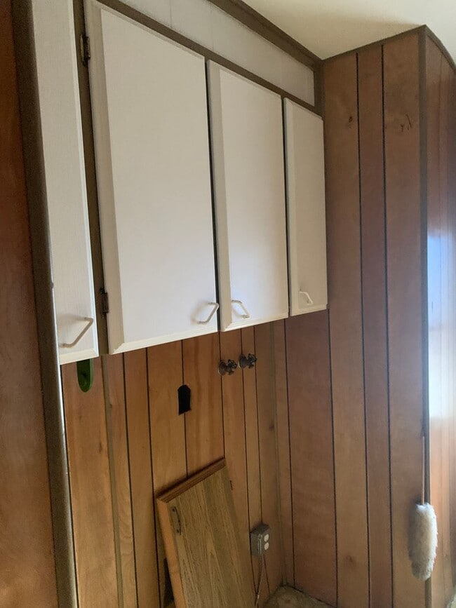 Building Photo - 2 Bed 2 bath, with Enclosed carport and sh...