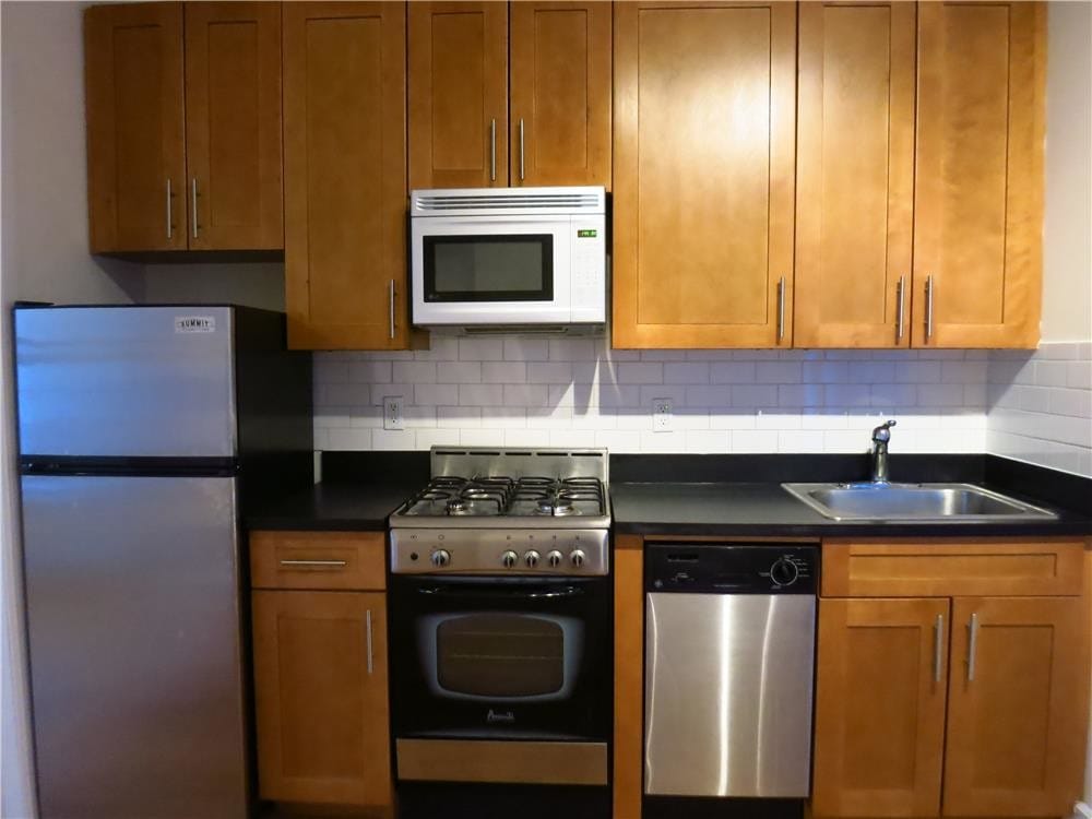 Primary Photo - 230 E 80th St