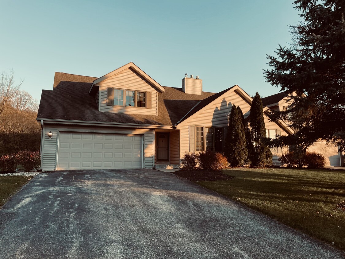 Front of Townhouse - 259 Somerset Gln