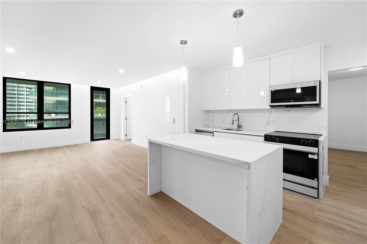 Foto principal - 10185 Collins Ave