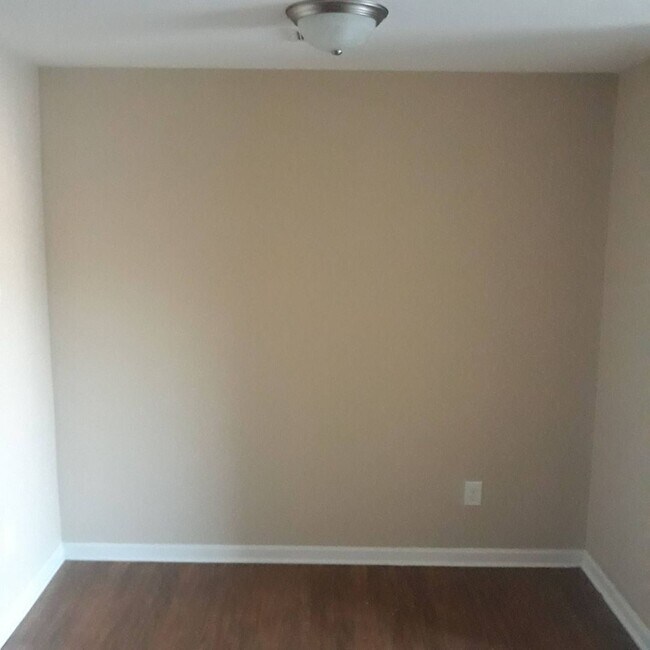 Building Photo - 1 BEDROOM - 1 BATH 1st FLOOR CONDO - Prop....