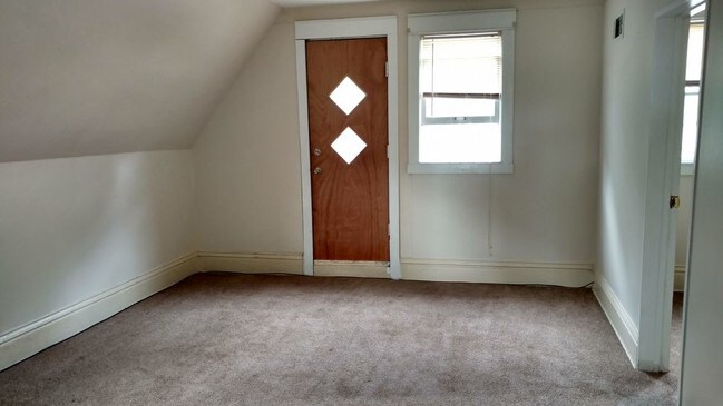 Building Photo - 2818A N. 33rd Street - 2 Bedroom Upper