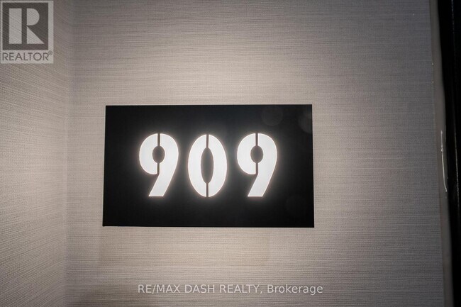 Building Photo - 1037 The Queensway