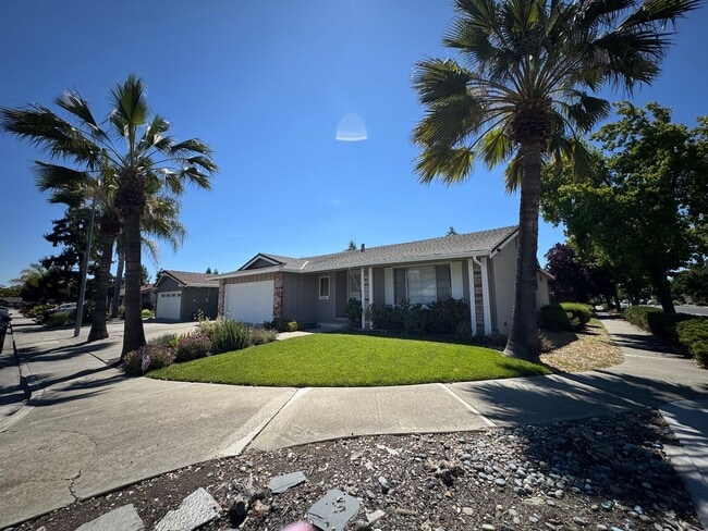 Building Photo - SPACIOUS 3 BEDROOM HOUSE IN PLEASANTON!!! Move in Special!