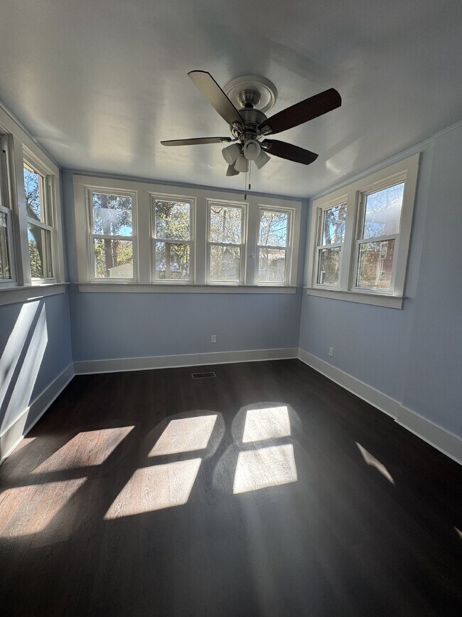 Foto del edificio - 4 bedroom 3 bath Springfield home with Off street parking