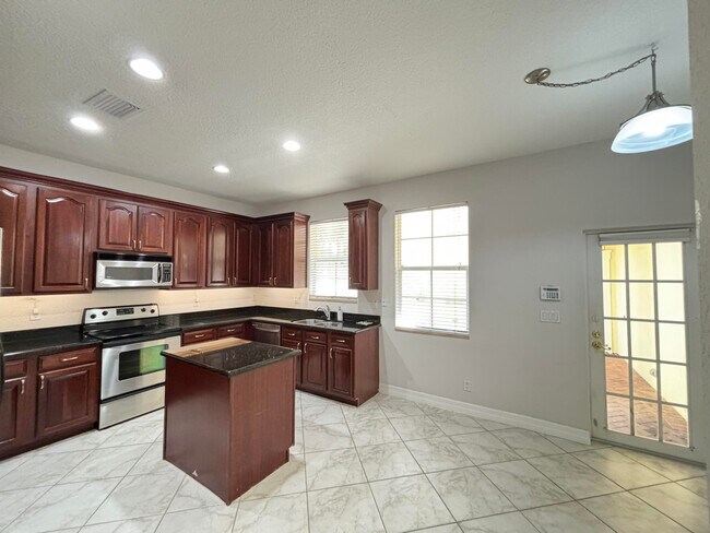 Building Photo - 909 NW 18th Ave