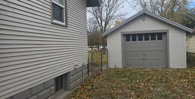 Foto del edificio - 1590 W. Waggoner-- 2 bed, 1 bath