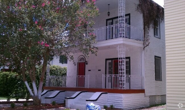 Building Photo - 6 Fontainebleau Dr