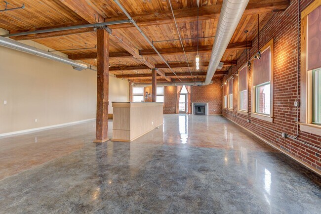 Building Photo - Huge Luxury 2 Story Condo with Private Roo...