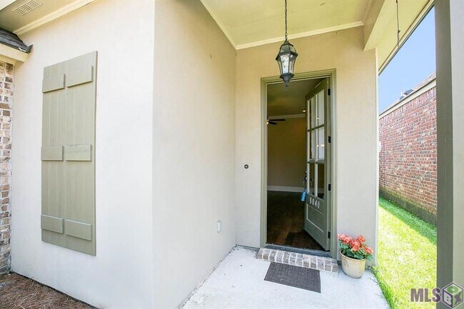 Building Photo - 3 Bedroom home in a Gated Community off Bu...
