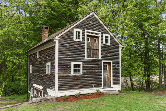 Building Photo - 341 River Rd