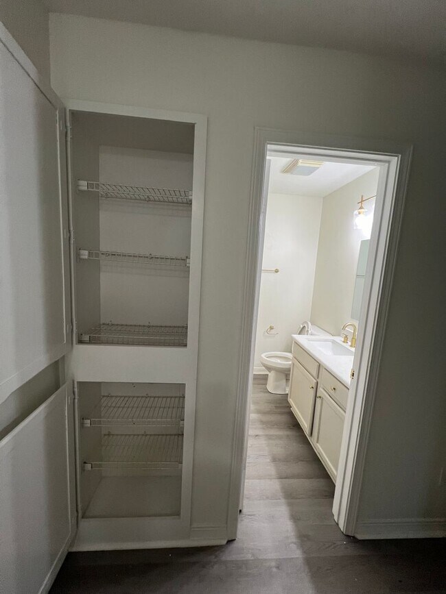 Foto del edificio - Nice 2 bedroom townhouse ready to go with covered parking!