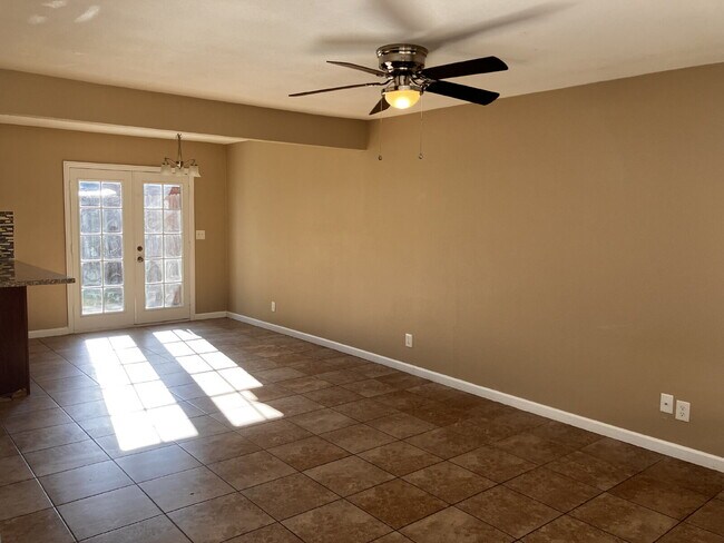 Foto del edificio - 1215 W 8th St