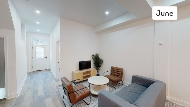Foto del edificio - 529 42nd Street Northeast