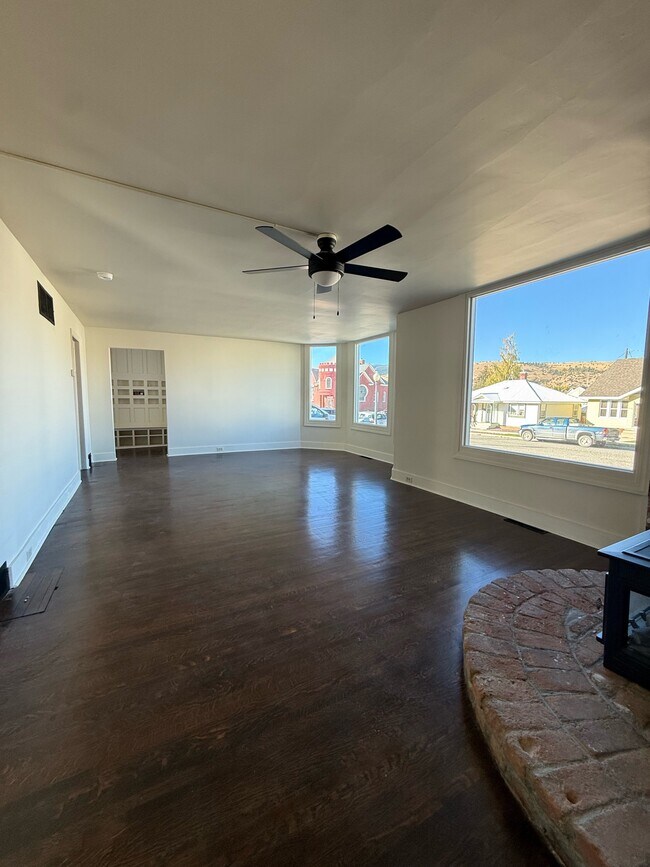 Foto del edificio - 215 W 5th St