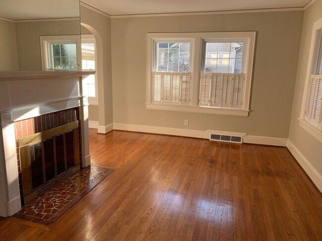 Foto del edificio - Available Now! 4 Bedroom (with office)-3 Bath- Pets negotiable