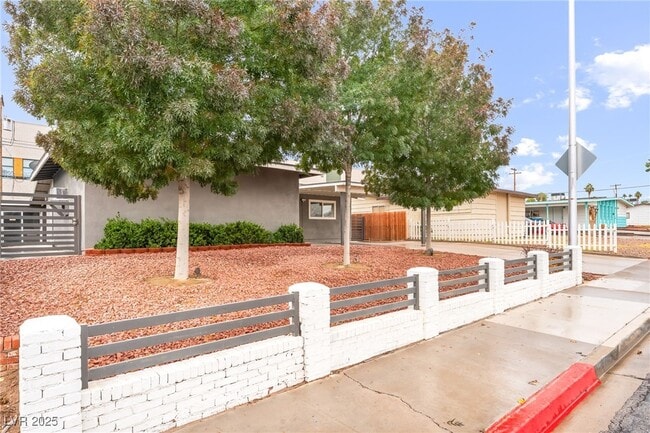 Building Photo - 2905 Kings Way