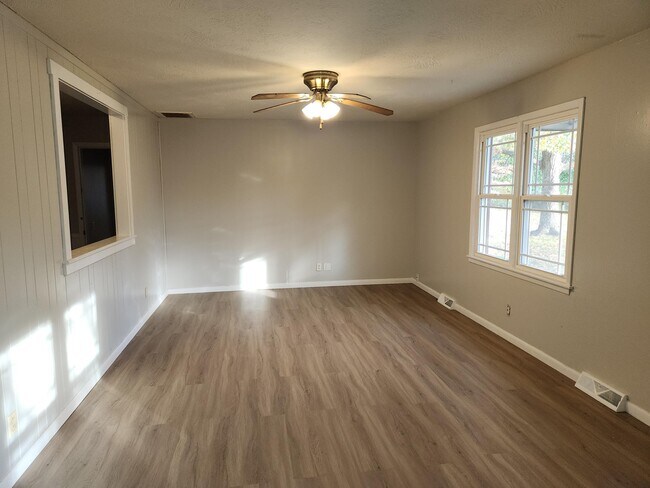 Foto del edificio - 1506 N Riverside Rd