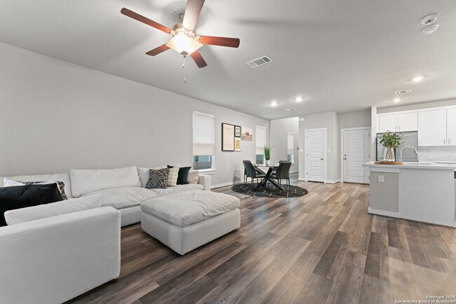 Foto del edificio - 15011 Wychwood Pl