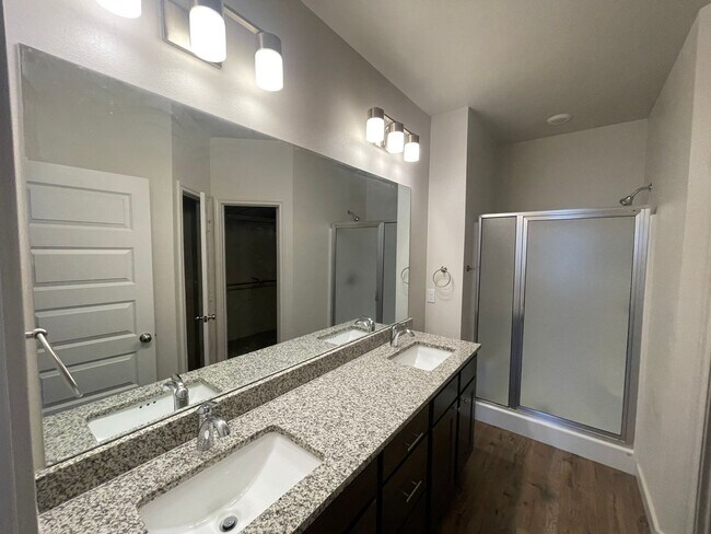 Foto del edificio - Stunning 2/2 Located Directly East Of Coop...