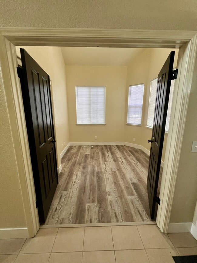 Building Photo - Come check out this lovely 3 bedroom 3 bath home Conveniently located near the Marlow Shopping ce...