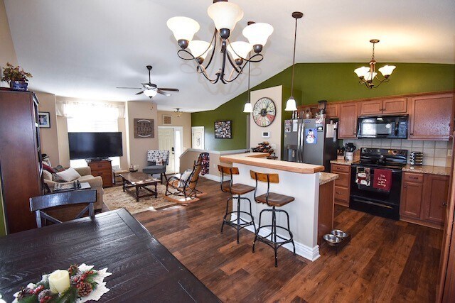 Building Photo - Spacious West-Side Home + 2-Car Garage + Fenced-in Yard! Available August 15th!