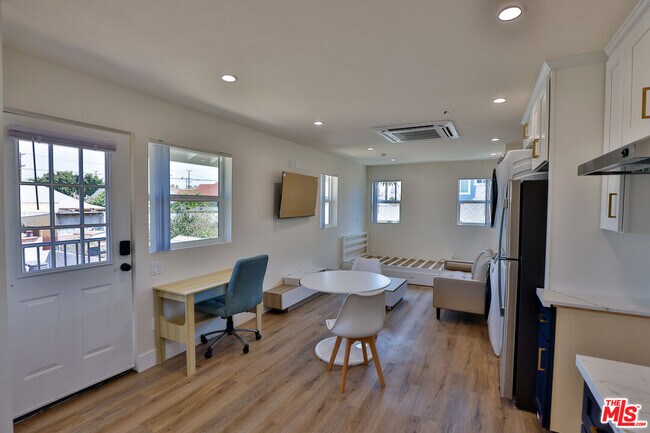 Foto del edificio - 1237 W 25th St