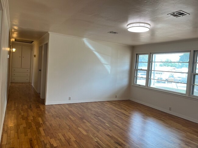 living room - 607 E Oklahoma Ave