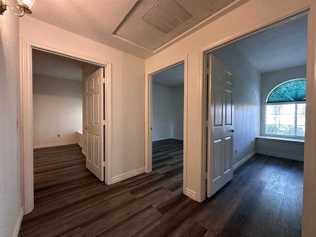 Building Photo - 3 BEDROOM CONDO ON FIRST FLOOR NEAR POOL W...