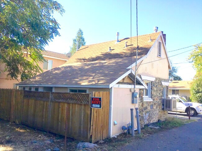 trasero - 11 Hemstalk Ct