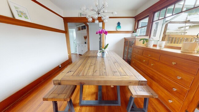 Building Photo - Charming Historic Craftsman