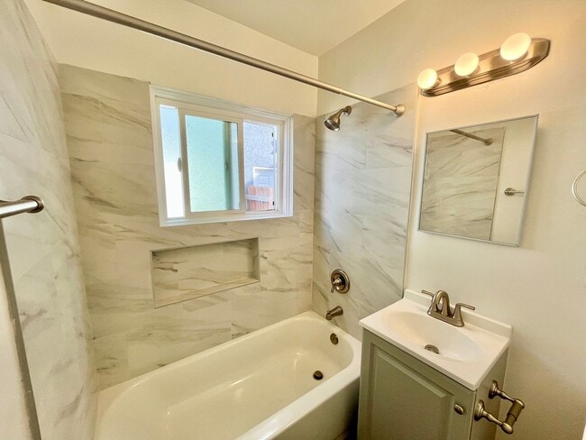 Foto del edificio - Newly Renovated 2 Bedroom Detached Unit with Private Patio, Updated Fixtures and Parking!