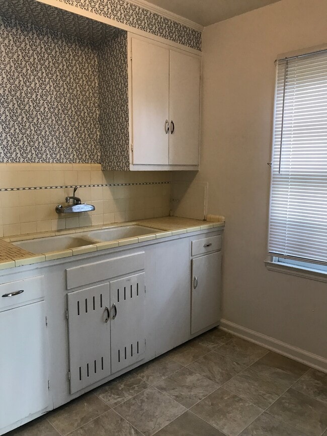 Kitchen - 976 E 500 S