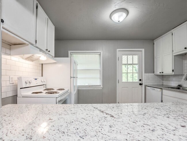 Building Photo - 3 Bedroom 1 Bath Home in Shawnee!